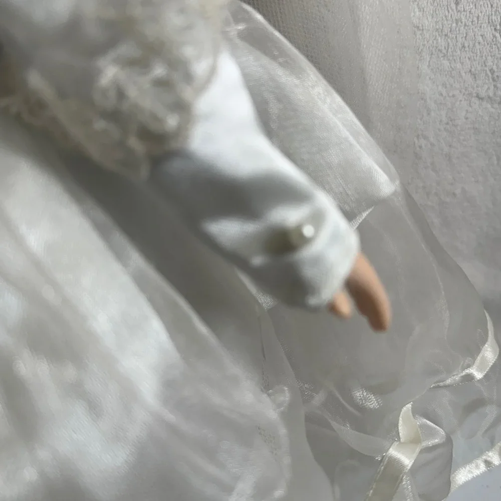VTG The Emerald Doll Collection Bride Porcelain Doll Wedding Dress Veil Heirloom
